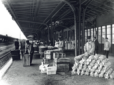167067 Afbeelding van gereedliggende stukgoederen op het perron van het N.S.-station Roosendaal te Roosendaal.